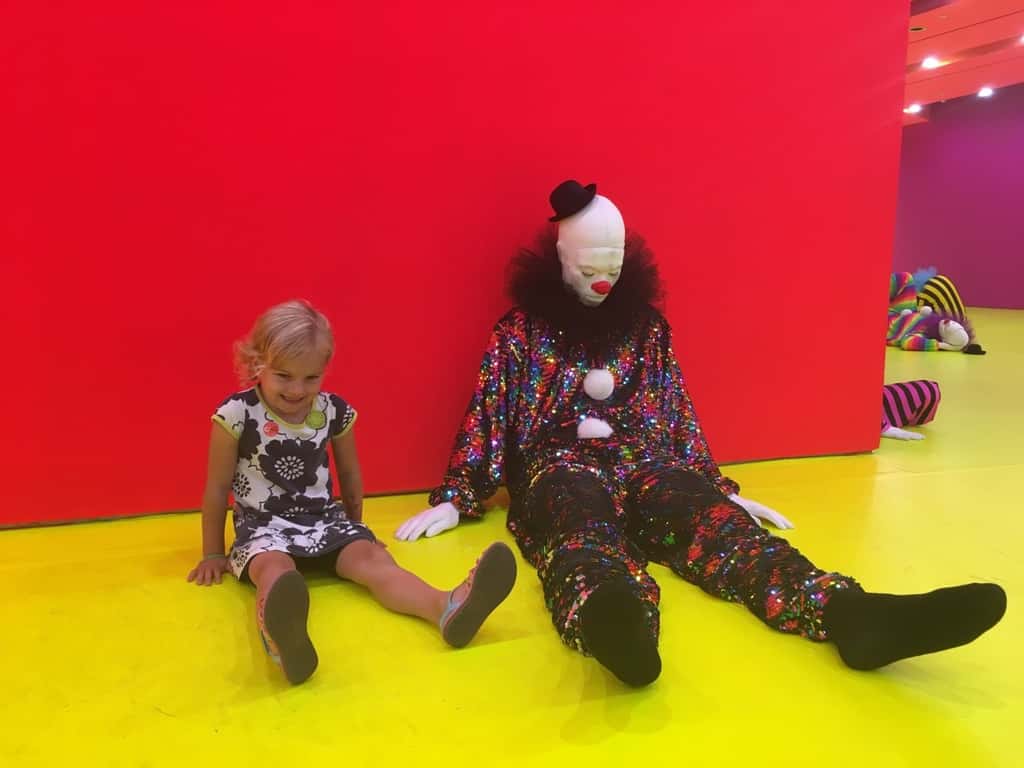 Girl date #7: more art and a guy wearing lipstick (said a laughing Gwen)