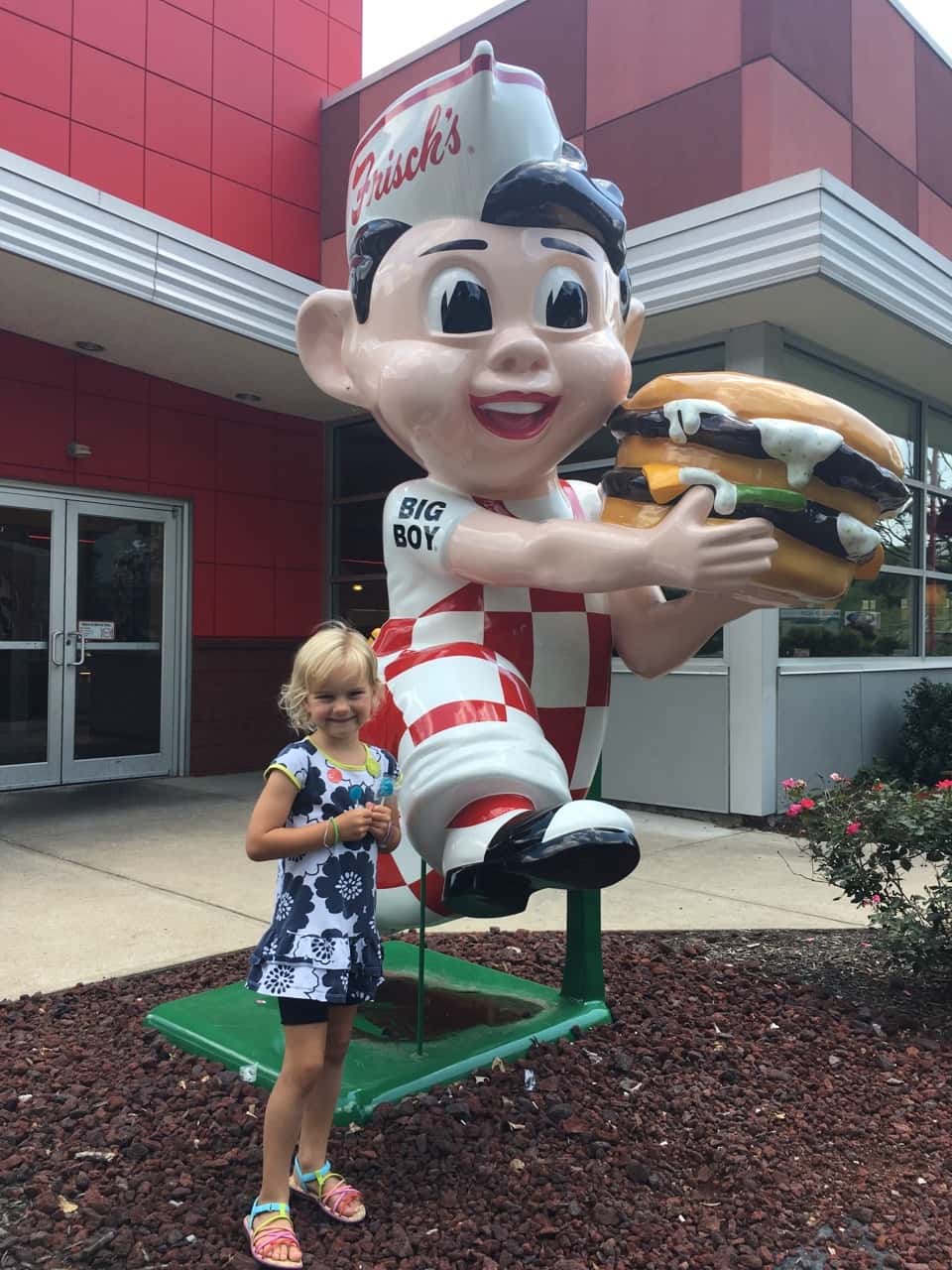 Girl date #7: more art and a guy wearing lipstick (said a laughing Gwen)